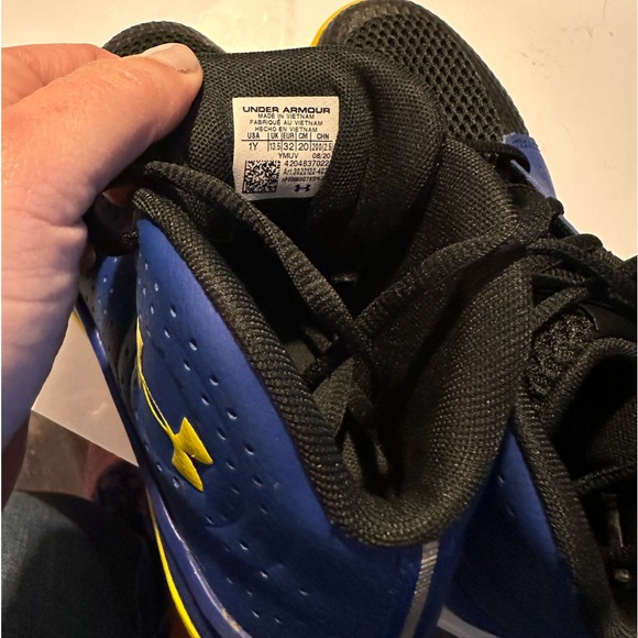 Children’s Under Armor Shoes/basketball size 1Y - Picture 5 of 6